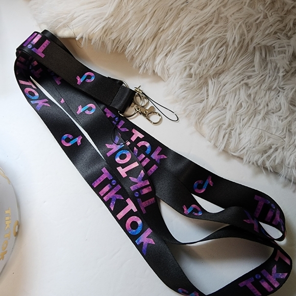 TikTok Ribbon Headband Lanyard and Neon Socks Bundle - Picture 7 of 10